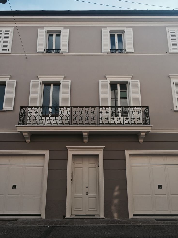 Infissi in PVC effetto legno installati in villetta ristrutturata